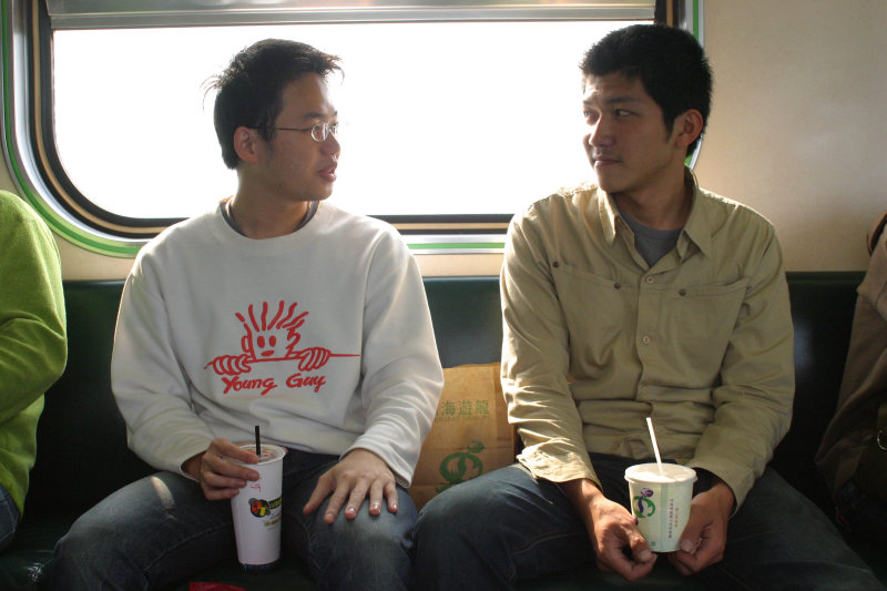 台灣鐵路旅遊攝影街拍帥哥交談旅客2005-04-05攝影照片24