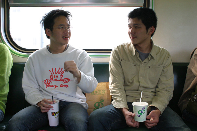 台灣鐵路旅遊攝影街拍帥哥交談旅客2005-04-05攝影照片25