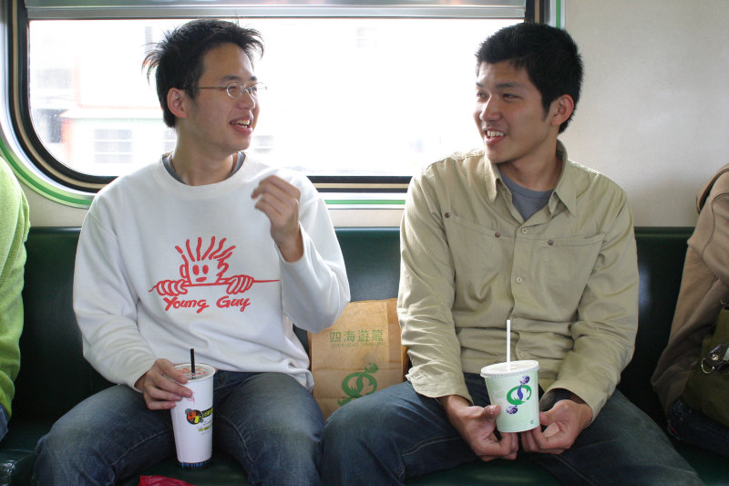 台灣鐵路旅遊攝影街拍帥哥交談旅客2005-04-05攝影照片27