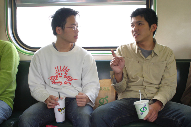台灣鐵路旅遊攝影街拍帥哥交談旅客2005-04-05攝影照片29