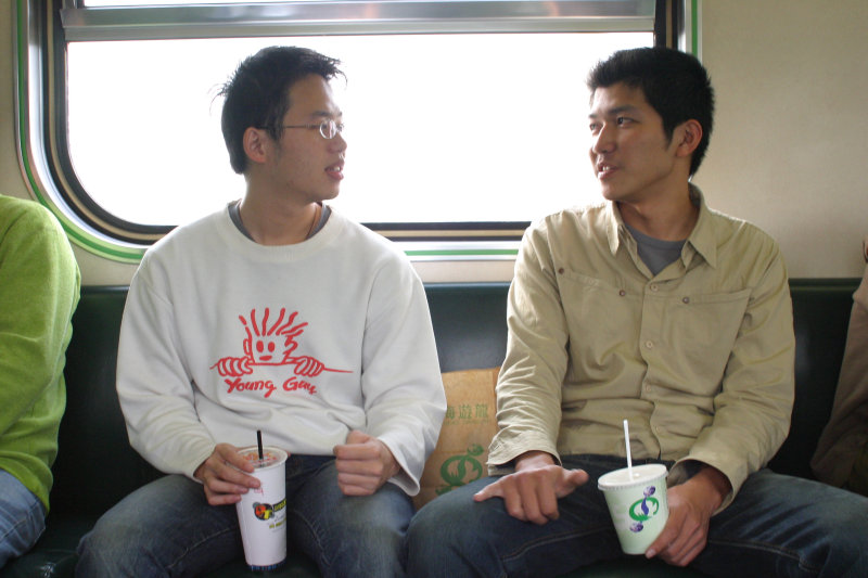 台灣鐵路旅遊攝影街拍帥哥交談旅客2005-04-05攝影照片30