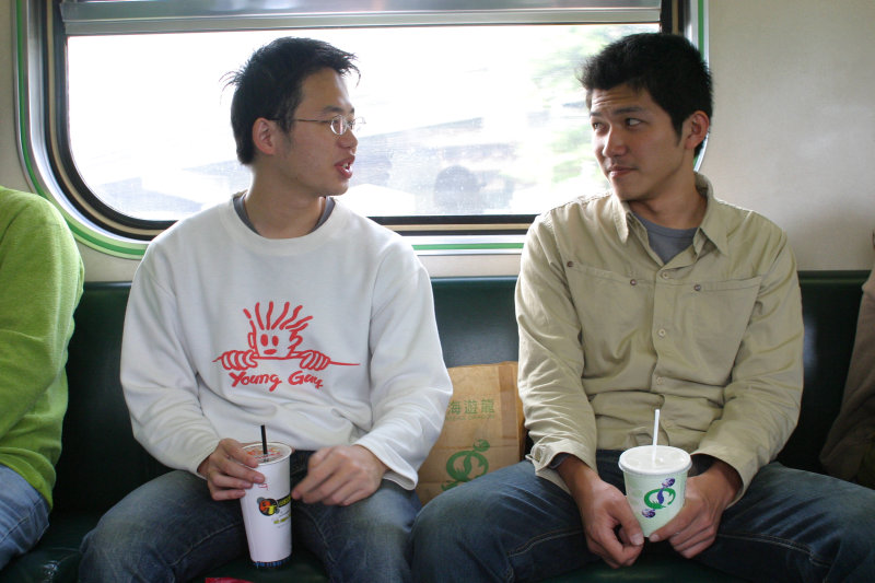 台灣鐵路旅遊攝影街拍帥哥交談旅客2005-04-05攝影照片31