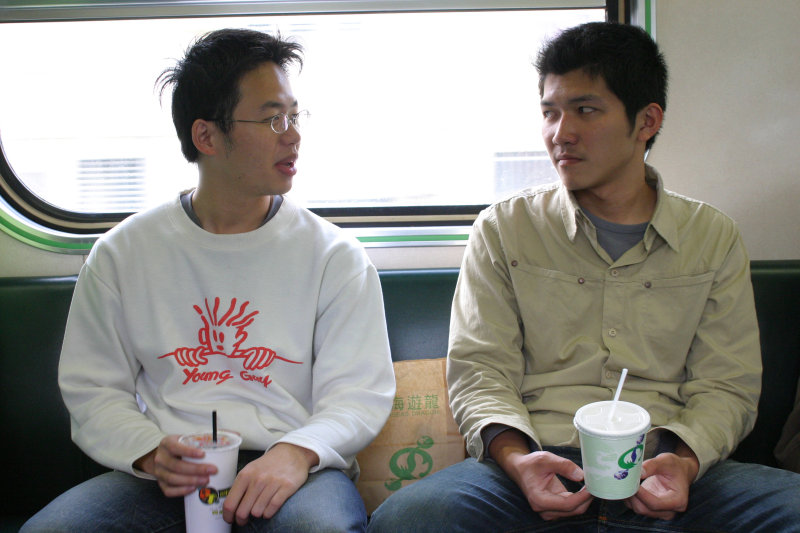 台灣鐵路旅遊攝影街拍帥哥交談旅客2005-04-05攝影照片35