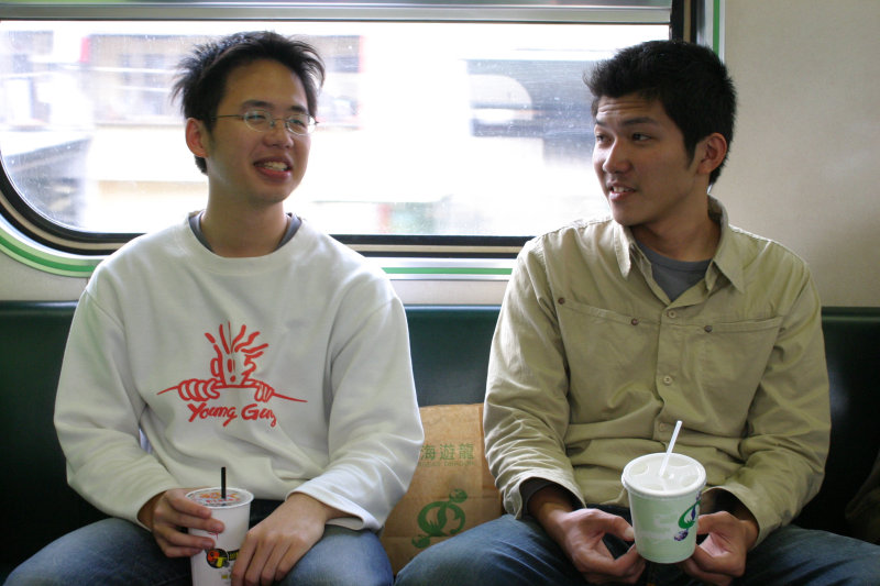 台灣鐵路旅遊攝影街拍帥哥交談旅客2005-04-05攝影照片37