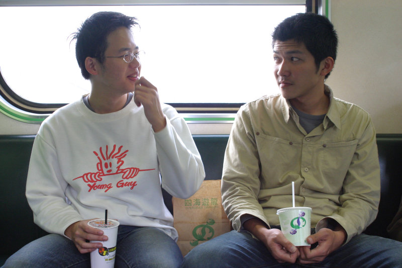 台灣鐵路旅遊攝影街拍帥哥交談旅客2005-04-05攝影照片38