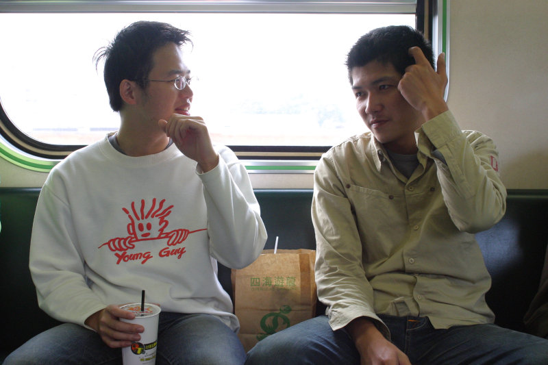 台灣鐵路旅遊攝影街拍帥哥交談旅客2005-04-05攝影照片44