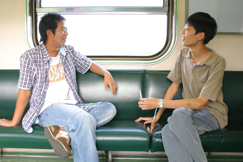 台灣鐵路旅遊攝影街拍帥哥交談旅客2005-07-16攝影照片2