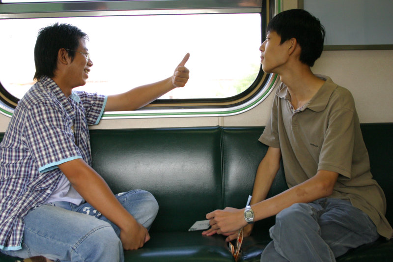 台灣鐵路旅遊攝影街拍帥哥交談旅客2005-07-16攝影照片6
