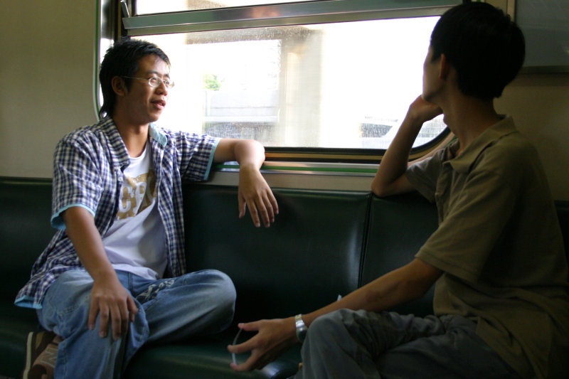 台灣鐵路旅遊攝影街拍帥哥交談旅客2005-07-16攝影照片9