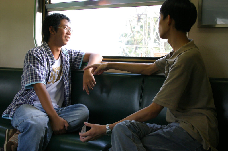 台灣鐵路旅遊攝影街拍帥哥交談旅客2005-07-16攝影照片10