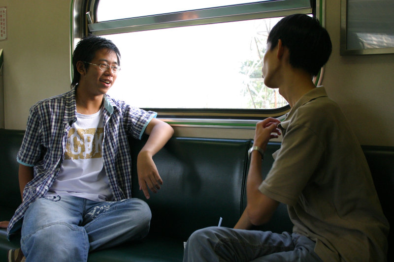 台灣鐵路旅遊攝影街拍帥哥交談旅客2005-07-16攝影照片11