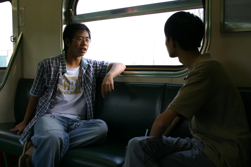 台灣鐵路旅遊攝影街拍帥哥交談旅客2005-07-16攝影照片12