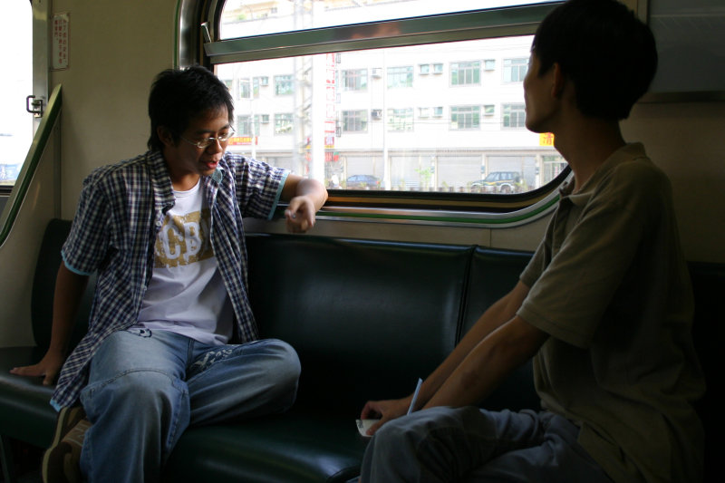 台灣鐵路旅遊攝影街拍帥哥交談旅客2005-07-16攝影照片13