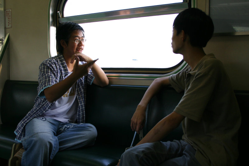 台灣鐵路旅遊攝影街拍帥哥交談旅客2005-07-16攝影照片14