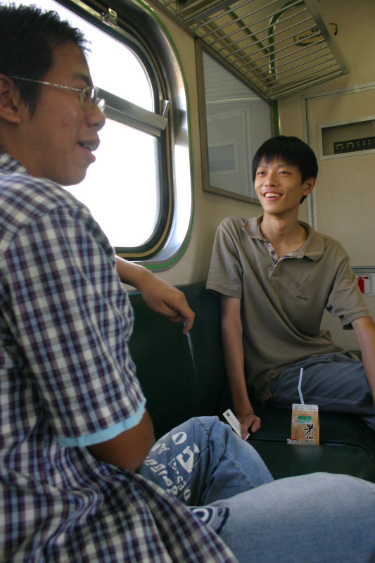 台灣鐵路旅遊攝影街拍帥哥交談旅客2005-07-16攝影照片15