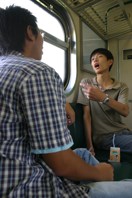 台灣鐵路旅遊攝影街拍帥哥交談旅客2005-07-16攝影照片17