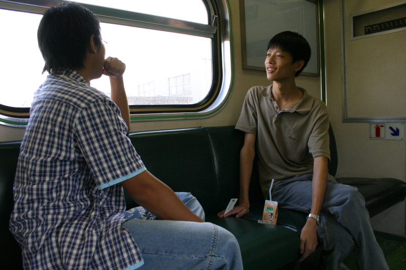台灣鐵路旅遊攝影街拍帥哥交談旅客2005-07-16攝影照片18