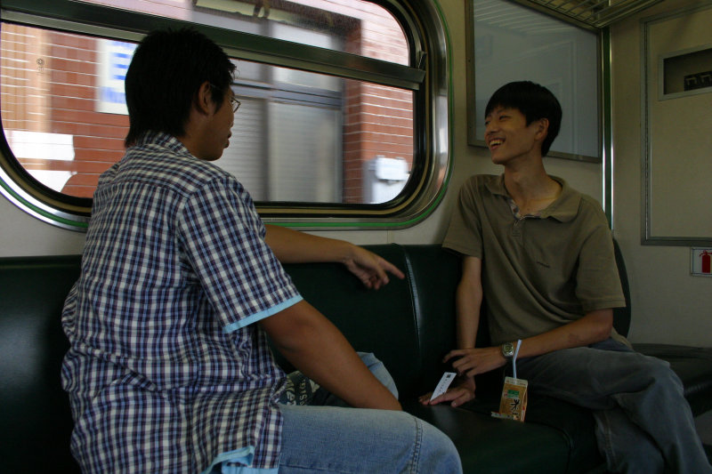 台灣鐵路旅遊攝影街拍帥哥交談旅客2005-07-16攝影照片19