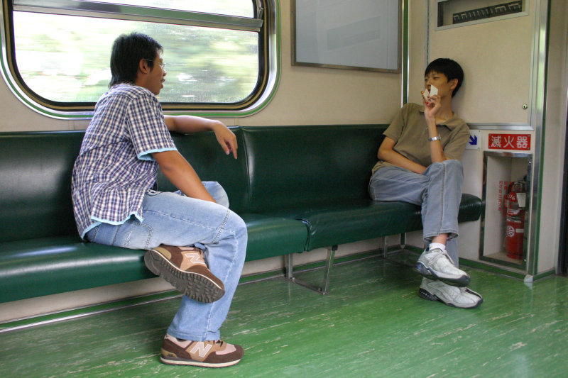 台灣鐵路旅遊攝影街拍帥哥交談旅客2005-07-16攝影照片21