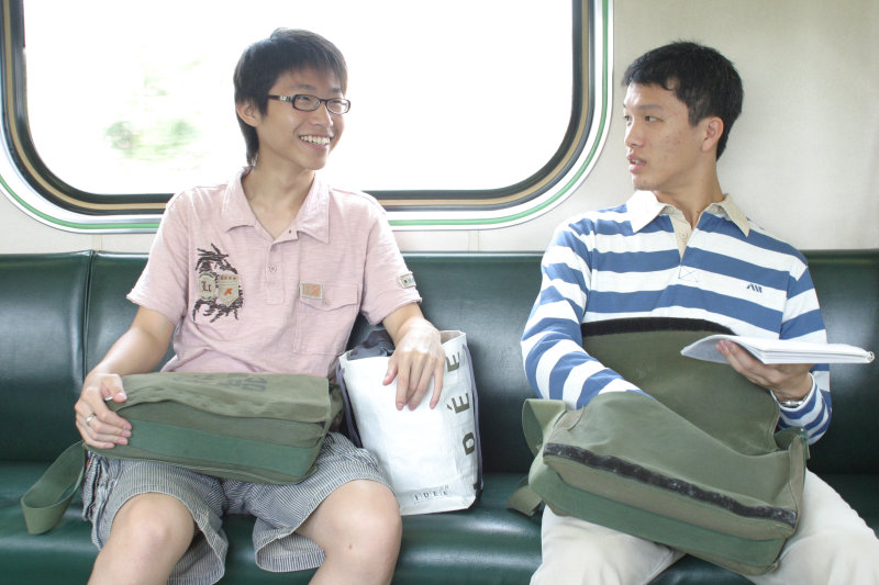 台灣鐵路旅遊攝影街拍帥哥交談旅客2006-04-05攝影照片4