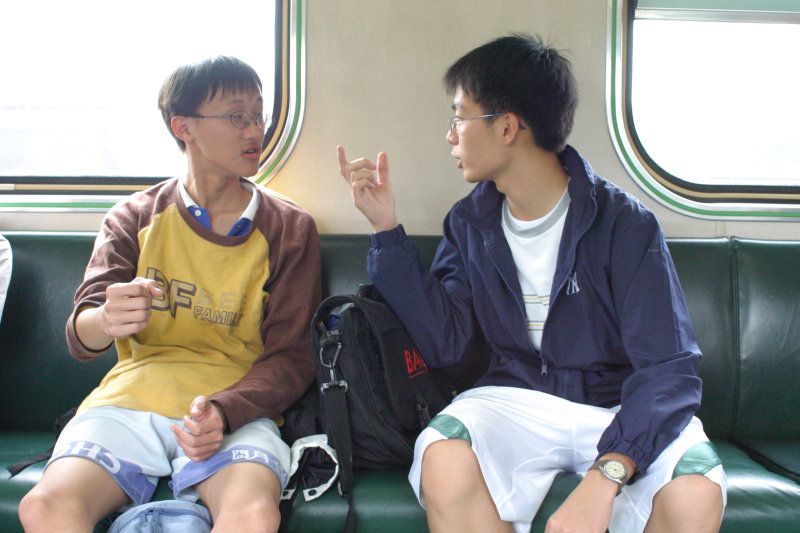 台灣鐵路旅遊攝影街拍帥哥交談的旅客(1)2005-03-26攝影照片6