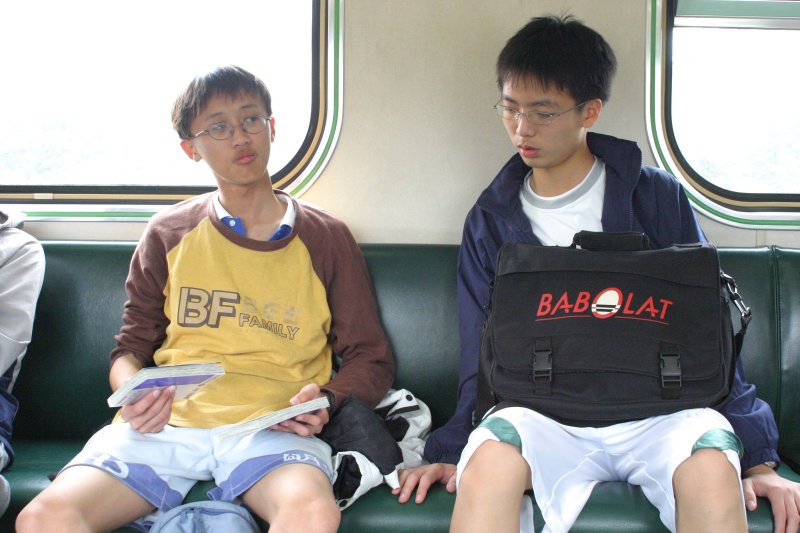 台灣鐵路旅遊攝影街拍帥哥交談的旅客(1)2005-03-26攝影照片8