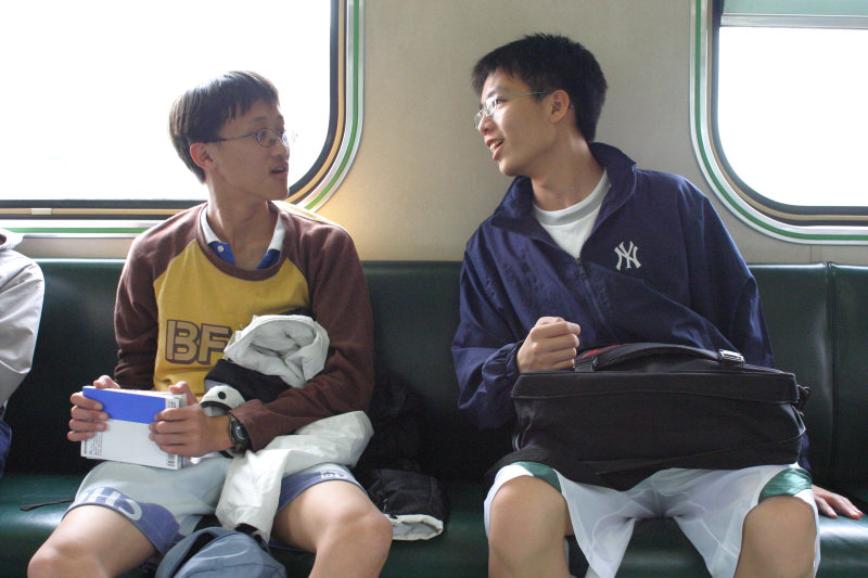 台灣鐵路旅遊攝影街拍帥哥交談的旅客(1)2005-03-26攝影照片14