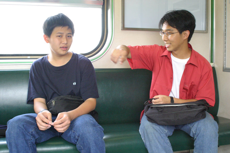 台灣鐵路旅遊攝影街拍帥哥交談的旅客(1)2005-04-10攝影照片12