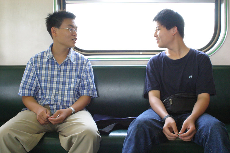 台灣鐵路旅遊攝影街拍帥哥交談的旅客(1)2005-04-10攝影照片15