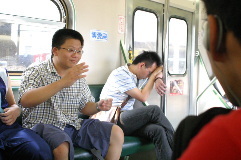 台灣鐵路旅遊攝影街拍帥哥交談的旅客(1)2005-07-02攝影照片2