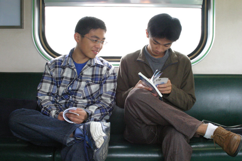 台灣鐵路旅遊攝影街拍帥哥交談的旅客(2)2005-03-26攝影照片1