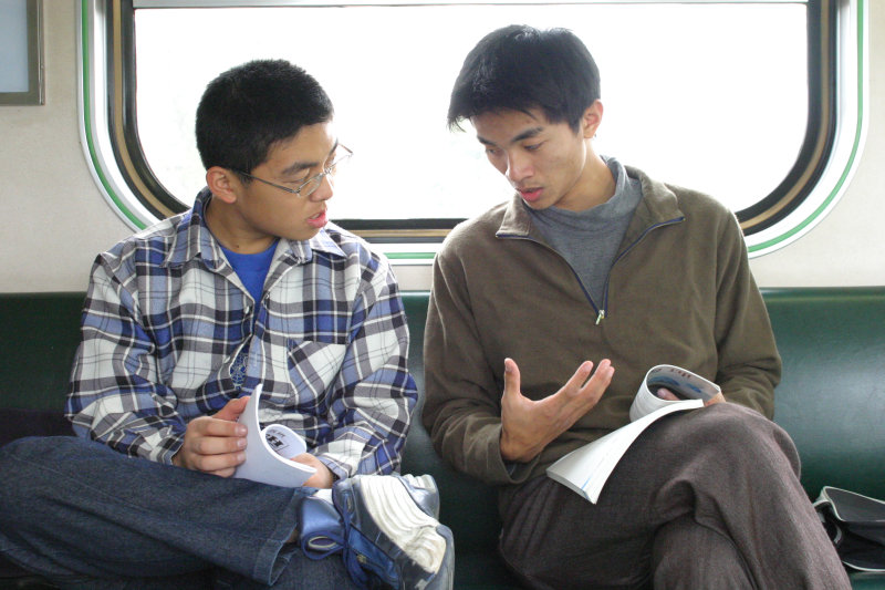 台灣鐵路旅遊攝影街拍帥哥交談的旅客(2)2005-03-26攝影照片6
