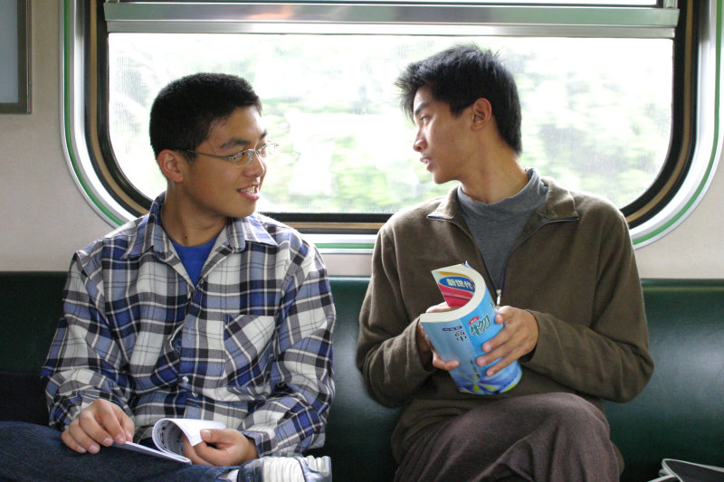 台灣鐵路旅遊攝影街拍帥哥交談的旅客(2)2005-03-26攝影照片23