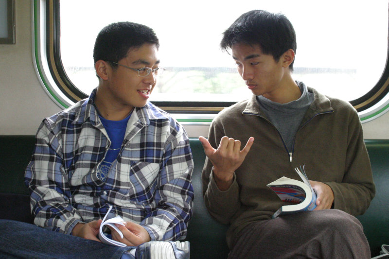 台灣鐵路旅遊攝影街拍帥哥交談的旅客(2)2005-03-26攝影照片27