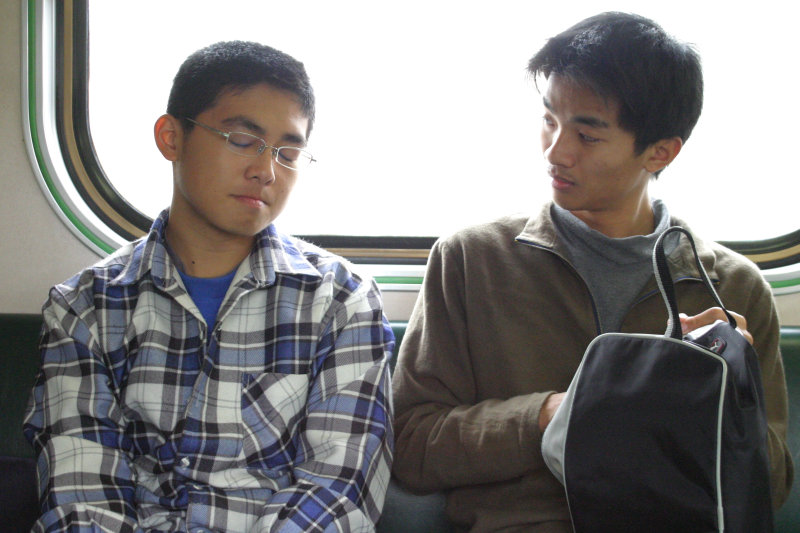 台灣鐵路旅遊攝影街拍帥哥交談的旅客(2)2005-03-26攝影照片29