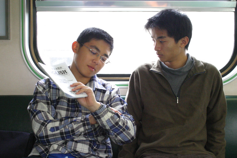 台灣鐵路旅遊攝影街拍帥哥交談的旅客(2)2005-03-26攝影照片30