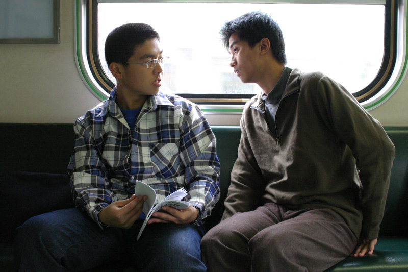 台灣鐵路旅遊攝影街拍帥哥交談的旅客(2)2005-03-26攝影照片31