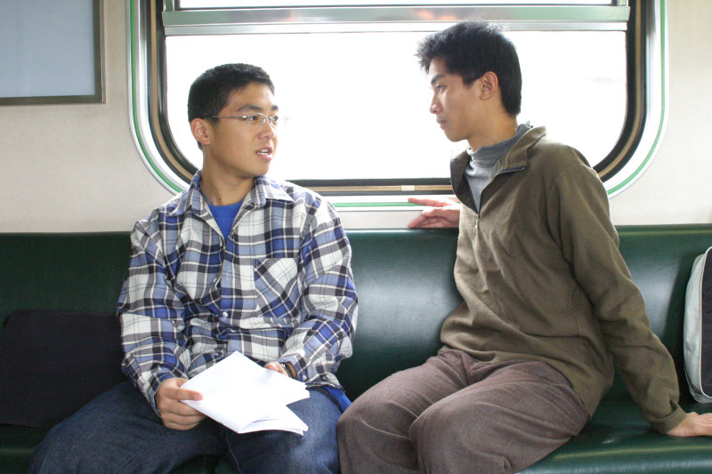 台灣鐵路旅遊攝影街拍帥哥交談的旅客(2)2005-03-26攝影照片32