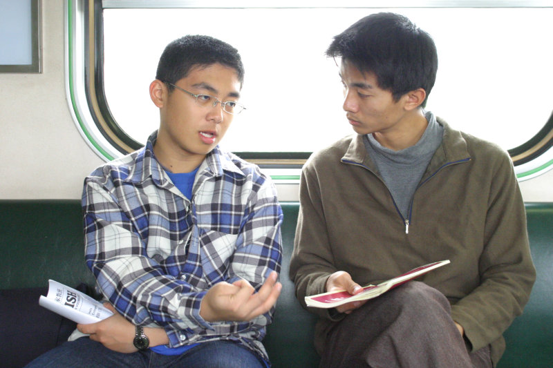 台灣鐵路旅遊攝影街拍帥哥交談的旅客(2)2005-03-26攝影照片35