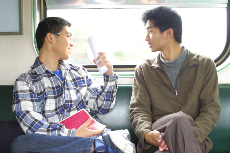台灣鐵路旅遊攝影街拍帥哥交談的旅客(2)2005-03-26攝影照片38