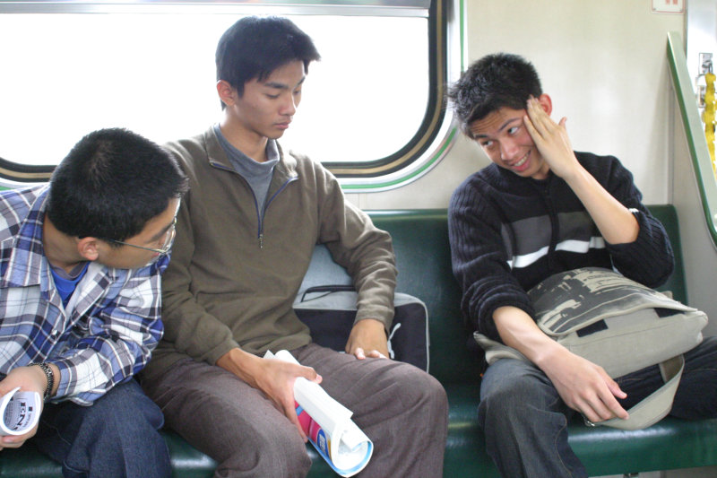 台灣鐵路旅遊攝影街拍帥哥交談的旅客(2)2005-03-26攝影照片40