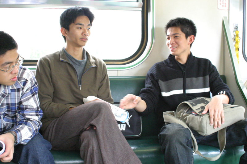 台灣鐵路旅遊攝影街拍帥哥交談的旅客(2)2005-03-26攝影照片41