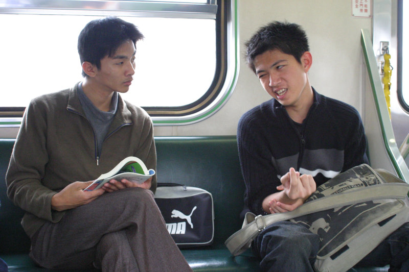 台灣鐵路旅遊攝影街拍帥哥交談的旅客(2)2005-03-26攝影照片44