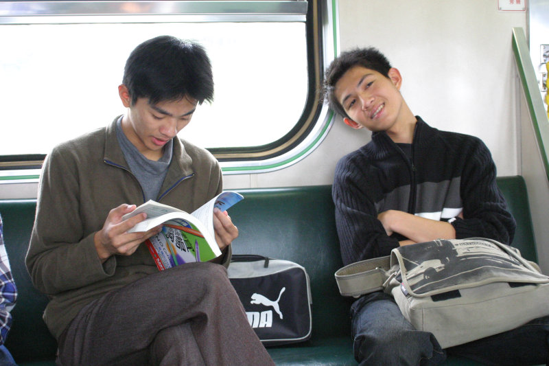 台灣鐵路旅遊攝影街拍帥哥交談的旅客(2)2005-03-26攝影照片45
