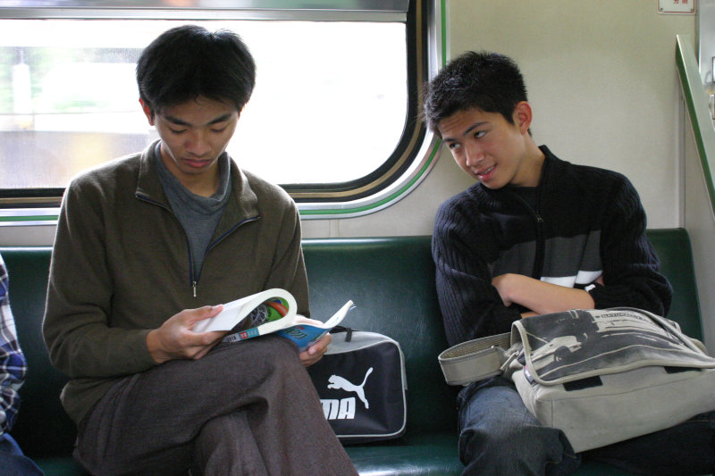 台灣鐵路旅遊攝影街拍帥哥交談的旅客(2)2005-03-26攝影照片46