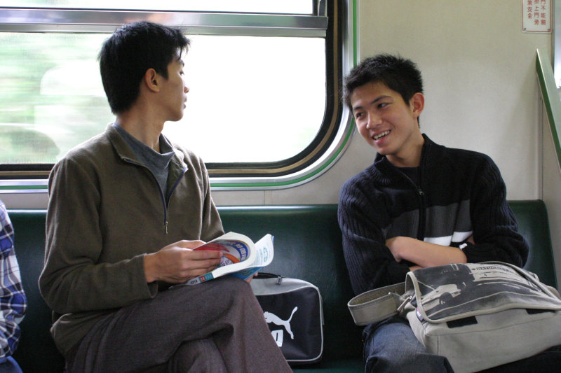 台灣鐵路旅遊攝影街拍帥哥交談的旅客(2)2005-03-26攝影照片47