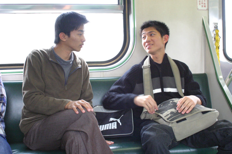 台灣鐵路旅遊攝影街拍帥哥交談的旅客(2)2005-03-26攝影照片48