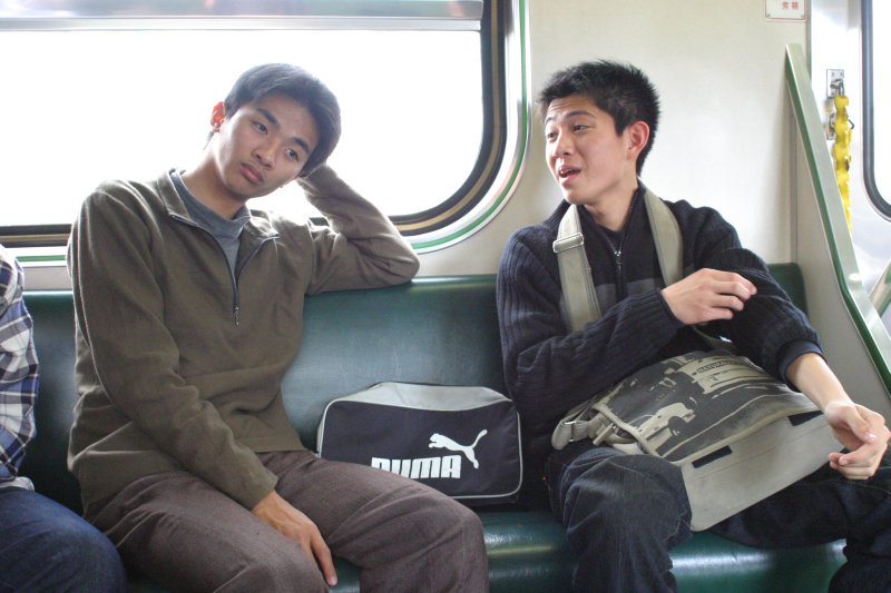 台灣鐵路旅遊攝影街拍帥哥交談的旅客(2)2005-03-26攝影照片52