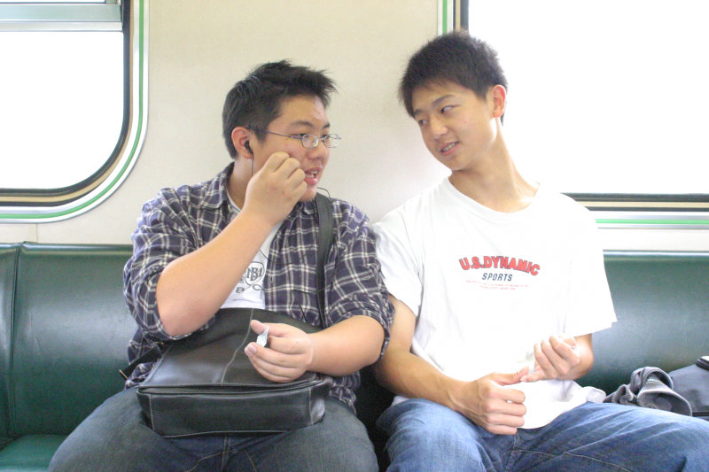 台灣鐵路旅遊攝影街拍帥哥交談的旅客(2)2005-03-27攝影照片1