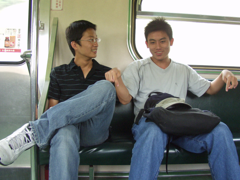 台灣鐵路旅遊攝影街拍帥哥交談的旅客2004-08-15攝影照片1